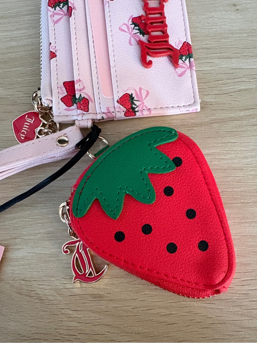 JUICY COUTURE Sweet Strawberry Cardholder Wristlet - Picture 4 of 7